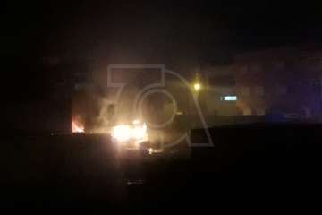 Última Hora: Incendio en un solar lleno de maderas próximo a la plaza de Punto Fielato (Telde)/Inma Perera.